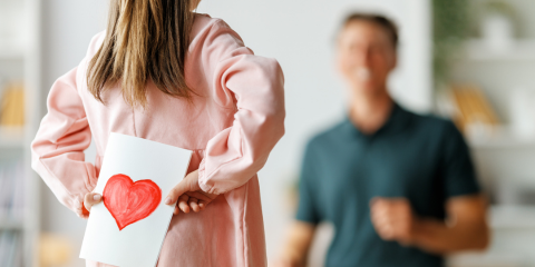 dad and kid wth card
